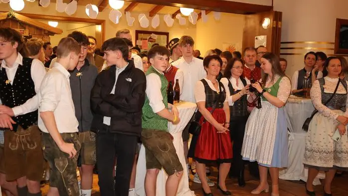 Beste Stimmung beim Leonharder Bauernball. Klicken Sie sich durch die Bilder!