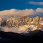 Die tief stehende Wintersonne bringt die Dachstein-Südwände zum Leuchten 