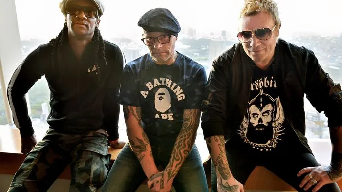Das Bild zeigt Keith Flint mit seinen Prodigy-Kollegen Liam Howlett und Maxim im Jahr 2013. Die 1990 gegründete Band brachte ihr jüngstes Album im Vorjahr heraus und stand bis zuletzt auf der Bühne.