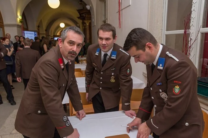 Gegen 20 Uhr wurde der Ball von unseren Feuerwehrkameraden und deren Tanzpartnerinnen mit einer Polonaise eröffnet.