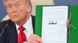 Sharm El-Sheikh Peace Summit in The Egypt US President Donald Trump during a signing ceremony in presence of heads of state and government during Peace Summit in Sharm El Sheikh, Egypt on October 13 2025. Chaired by Egypt s President al-Sisi and with the participation of US President Trump, the meeting of heads of state and government is to discuss support for the Gaza Strip following the ceasefire between Israel and Hamas. Photo by Eliot BlondetABACAPRESS.COM Sharm El-Sheikh Egypt PUBLICATIONxNOTxINxFRAxUK Copyright: xBlondetxEliot/ABACAx