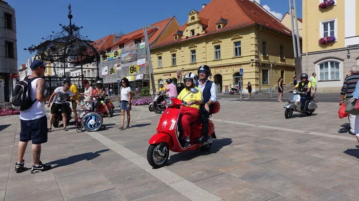 Beim dritten Vespa-Treffen in Bruck war Bürgermeister Peter Koch der Beifahrer von Eva Scheriau.