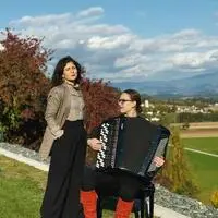 „Heute grab’ma Tote aus!“ Marina Colda (links) und Lara Mekul singen und spielen in Albeck