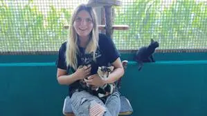 Obfrau Antonia Schöllauf mit kleinen Fellnasen im Tierheim Adamhof