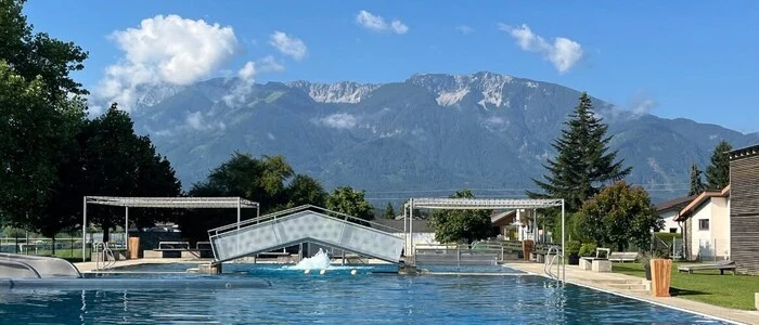 Zu sehen ist Wasser eines Schwimmbades