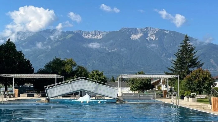 Zu sehen ist Wasser eines Schwimmbades