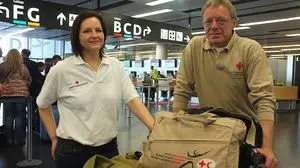 sterreich/Flughafen, 26. April 2015: Das sterreichische Rote Kreuz entsendet die beiden Katastrophenhelfer Andrea Reisinger und Georg Ecker nach Kathmandu. Reisinger hat zwischen 2007 und 2009 in Nepal gelebt und dort fr das Rote Kreuz gearbeitet. Georg Ecker ist Trinkwasserexperte. Beide stammen aus Obersterreich und beide waren nach dem schweren Erdbeben in Haiti im Einsatz. In Nepal werden sie die Rotkreuz-Kollegen bei Sofortma§nahmen untersttzen.