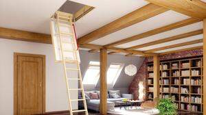 Einfaches, robustes System einer Dachbodentreppe aus Holz. Die Leiter wird beim Öffnen automatisch von der Klappe abgerückt