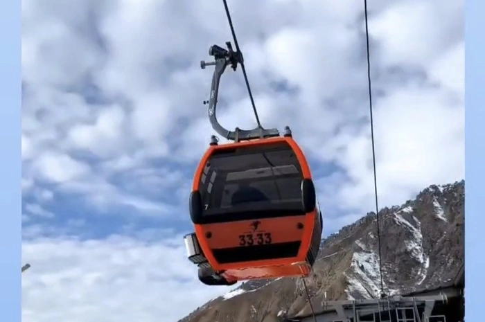 Moderne Kabinenseilbahn im Skigebiet Safed Dara.