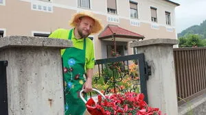 "Flori" Seppi Egger besucht die Kinder im Kindergarten