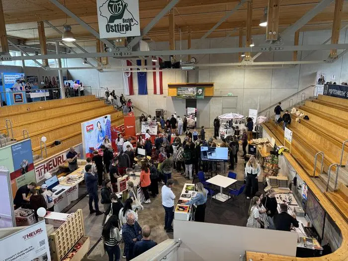 Im Inneren der RGO-Arena gab es ebenso Stände wie auf der Empore und auf dem Außengelände