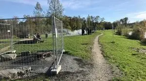 Rund um die Grillplätze sind Baustellengitter aufgestellt