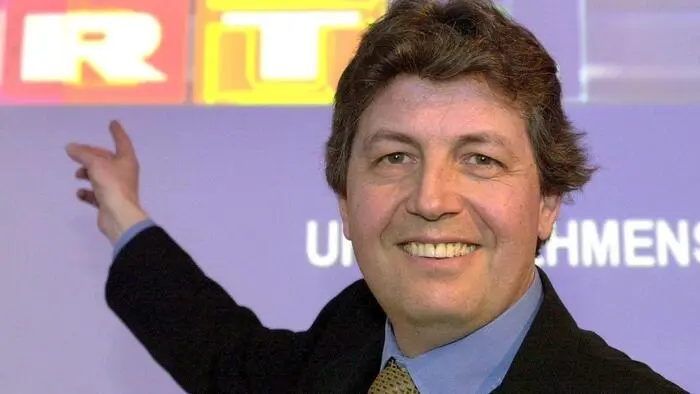 Gerhard Zeiler zeigt auf das RTL-Logo