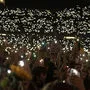 Abendliches Lichtermeer beim Benefiz-Konzert im Happel-Stadion