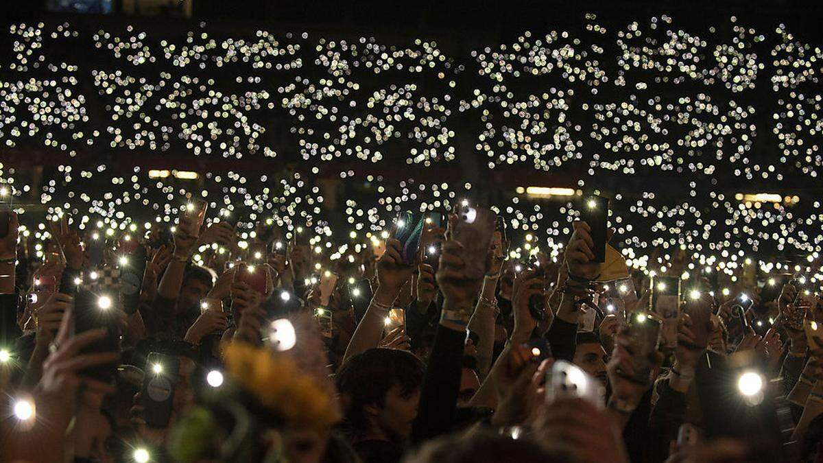 Abendliches Lichtermeer beim Benefiz-Konzert im Happel-Stadion