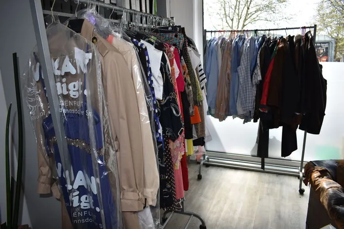 "Es soll ein Flohmarkt sein, wo wirklich jeder was findet", so Brigitte Truppe. Zur Auswahl steht wirklich so einiges: Kleider, Hosen, Bücher, Schule, Möbel, Deko, Accessoires, ...