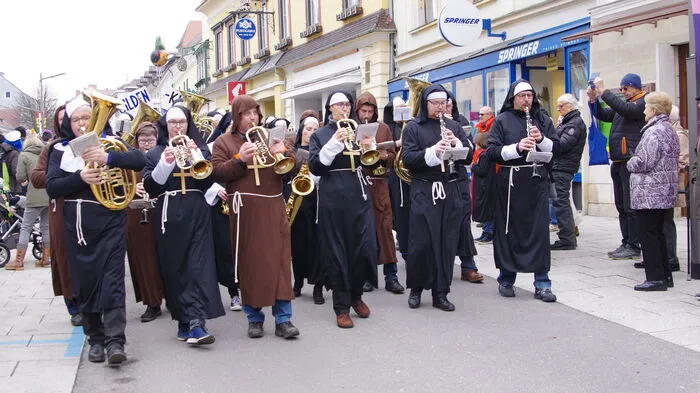 Die Musikkapelle schritt dem Umzug voran, wie es Tradition ist.