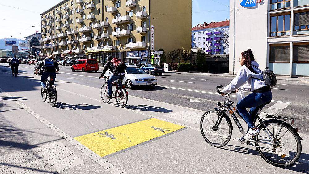 Zu Testzwecken wurde in der Keplerstraße eine neue Markierung quer über den Radweg aufgebracht