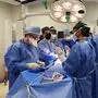 Das Team um Bartley Griffith bei der Transplantation 