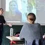 Zusehen, zuhören, fragen: Die Schüler nehmen über das Streaming so am Unterricht teil, als wären sie in der Klasse 