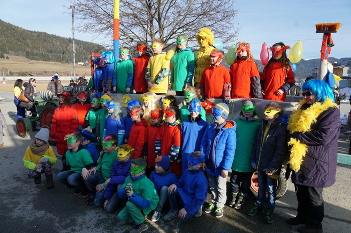 Bunt trieben es auch die Kinder der örtlichen Volksschule und hatten viel Spaß dabei.