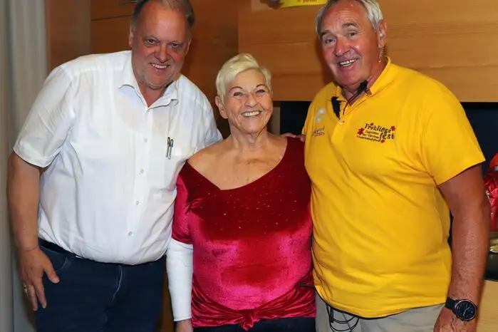 Am Foto von links: Bürgermeister Martin Treffner, Jazz Gitti und Dietmar Fabro (Obmann-Stvr.).