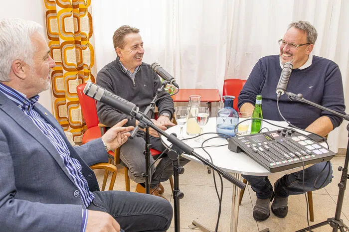 FPÖ-Chef Erwin Angerer brachte Helmut Fürstauer - Volksschulfreund und auch Viebürgermeister unter Angerer in Mühldorf - zum Gespräch ins Café Ingeborg.
