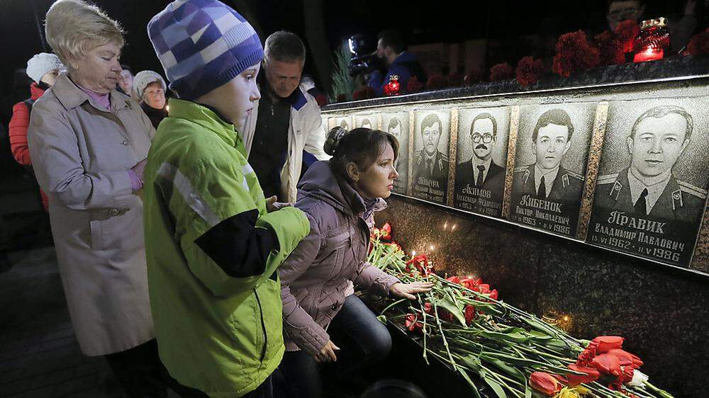 Die Menschen in der Ukraine gedenken der Opfer