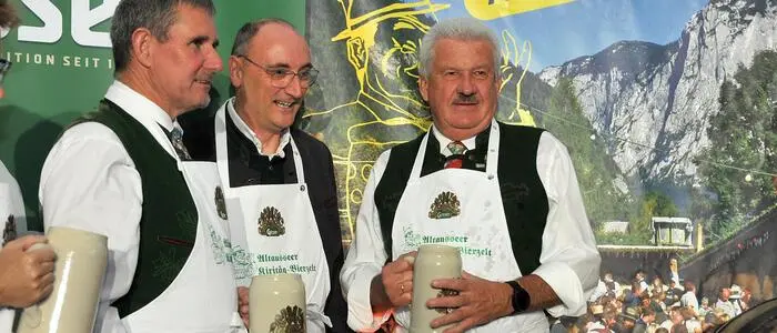 Den Bieranstich nahm Werner Fischer (re.) vor, daneben Altaussees Bürgermeister Gerald Loitzl (ganz li.) und Braumeister Harald Green