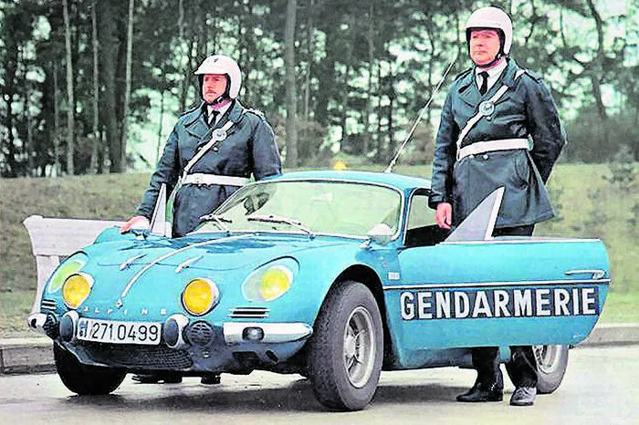 Renault Alpine A 110: Auf den Rallyepisten dieser Welt galt die Alpine A 110 Anfang der 70er-Jahre als unschlagbar. Bis zu 138 PS bei gerade einmal 700 Kilogramm Lebendgewicht, das war schon eine ziemlich scharfe Ansage, laut Ansicht der französischen Gendarmerie aber eine dringend benötigte Investition. Weil zu dieser Zeit der Wunsch nach immer stärkeren Autos im Volk größer wurde, musste man schließlich entsprechend aufrüsten und griff begeistert zu. Ein Helm war nicht nur für die Motorradstreifen Pflicht. Ebenso für die Alpine-Besatzungen, damit sich bei Autobahnverfolgungen in der dünnen Plastikkarosse niemand wehtat.