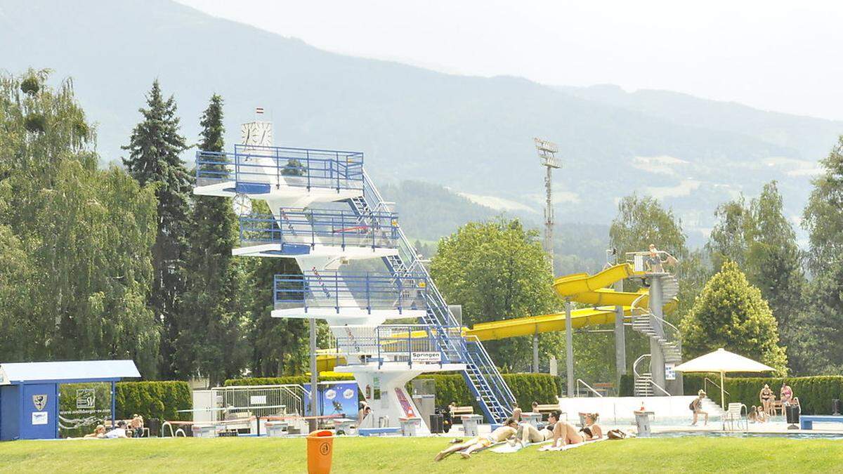 2006 wurde die 70 Meter lange, knallgelbe Rutsche errichtet  