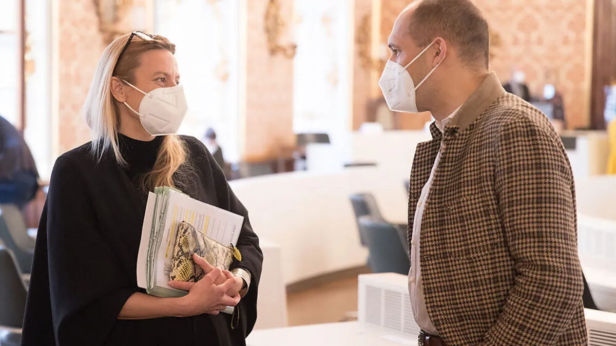 Pinter (Grüne) mit Bogner-Strauß (VP)