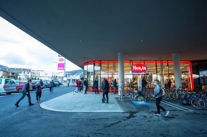 Die Handelsflächen im Erdgeschoß mit Lidl, Hervis, Bipa und Sorger hingegen wurden am 8. April in der Früh bereits - unter regem Besucherandrang - eröffnet.