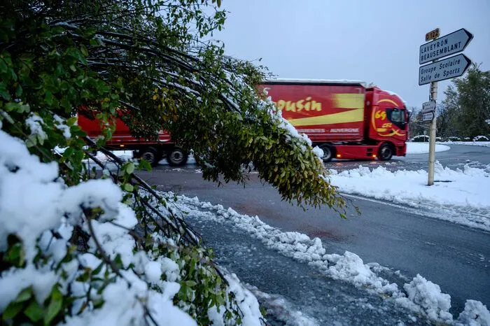Der Wintereinbruch führte außerdem zu erheblichen Behinderungen im Zugverkehr.