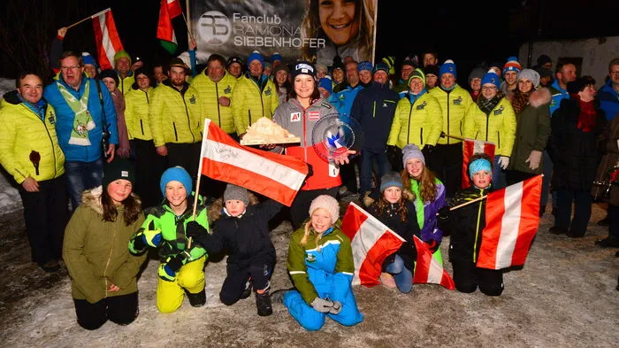 Fanclub, Blasmusik, Bürgermeister und Freunde empfingen Ramona Siebenhofer in ihrer Heimatgemeinde Krakau.