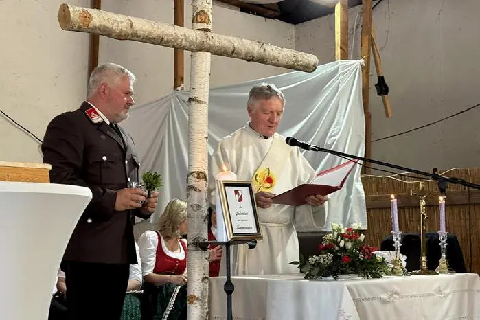 Im Anschluss an die Festmesse wurde das neue Mannschaftstransportfahrzeug der Feuerwehr Stadt Fürstenfeld gesegnet und seiner Bestimmung übergeben.