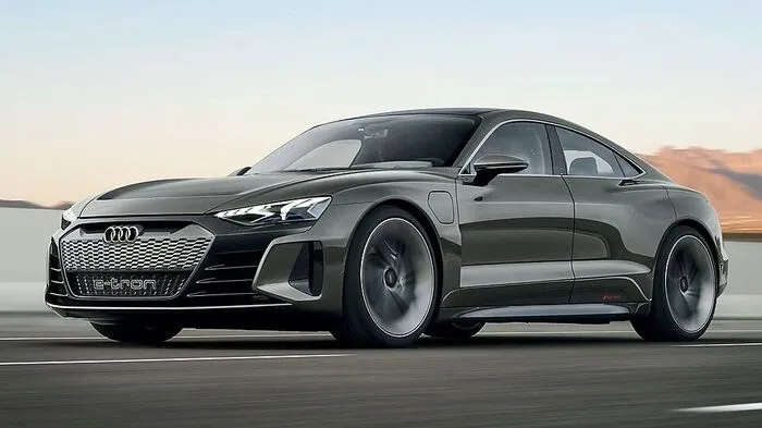 Bei Audi wird der viersitzige e-tron GT seinen Einstand geben. Er fährt mit einer Leistung von bis zu 434 kW (590 PS) vor, die auf alle vier Räder verteilt werden.