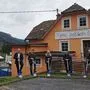 Peter und Edwin Storfer, Bürgermeister Günther Vallant, Gemeindevorstand Kurt Jöbstl, Vizebürgermeisterin Claudia Arpa, Amtsleiter Roland Kleinszig und Architekt Heinz Petschenig beim Spatenstich