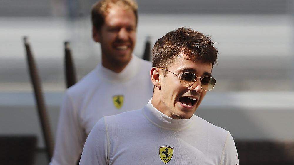 Charles Leclerc (vorne) mit Noch-Ferrari-Kollege Sebastian Vettel