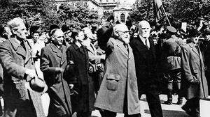 Ende April 1945: ein neuer Anfang für Österreich. Die frisch installierte Regierung mit Staatskanzler Renner an der Spitze