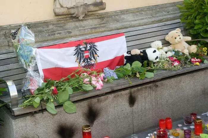 Die Plätze, an denen Menschen starben, werden zu Gedenkorten mit einem Lichtermeer aus brennenden Kerzen umfunktioniert.
