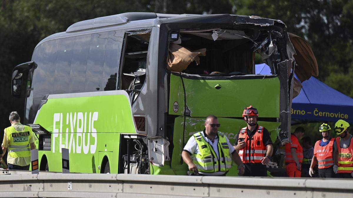 Die beiden Busse mit insgesamt rund 70 Passagieren fuhren den Angaben zufolge in dieselbe Richtung. Bilder deuteten auf einen Auffahrunfall hin