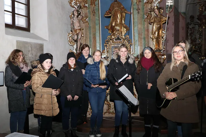 Die "Young Voices" unter Leitung von Stefanie Kreschl an der Gitarre.