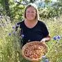 Ulrike Mitter in ihrem Kräutergarten in Steuerberg