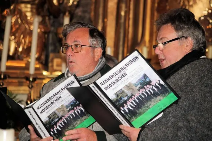 Auch heuer kamen auf Einladung des Männergesangvereins viele Besucherinnen und Besucher, um mit einem Konzert in die letzten Tage vor dem „Fest der Familie“ zu starten. Mit wunderbaren Klängen wurde das Publikum zur Geburt des Herrn Jesus Christus hingeführt.