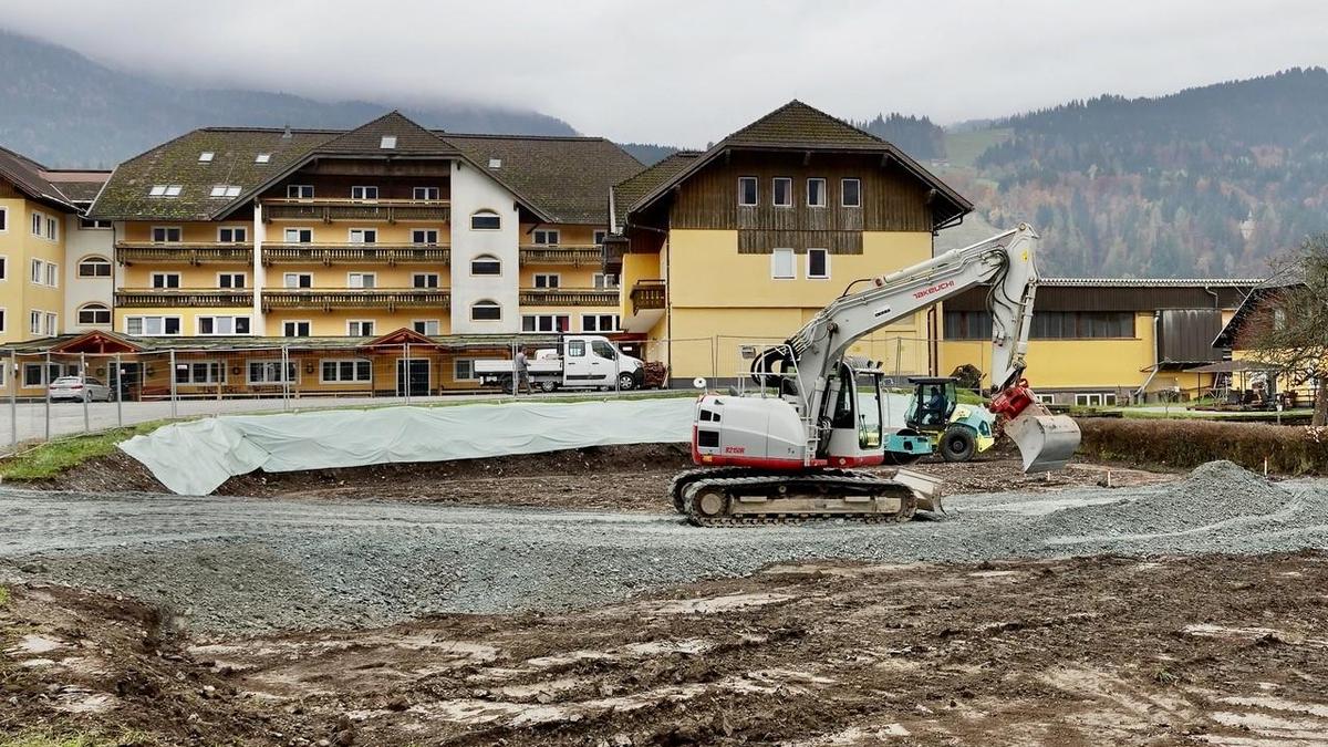 Vor dem Jugendsporthotel Leitner in Tröpolach wird die neue Arztpraxis in Containerbauweise entstehen