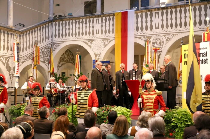 ... sowie der Männergesangsverein (MGV) „Kärntnertreu“ St. Veit unter der Leitung von Manfred Stromberger bei.