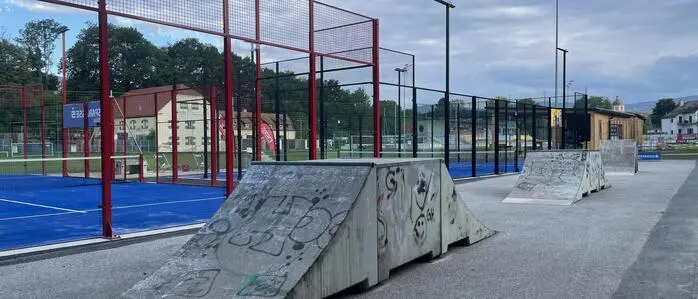 Die Betreiber der neuen Padel-Anlage in Pöllau haben die Elemente des alten Skaterplatzes integriert und für Jugendliche wieder zugänglich gemacht