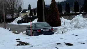 Jaguar auf einem verschneiten Parkplatz | Der Jaguar ist in Südpolen zugelassen