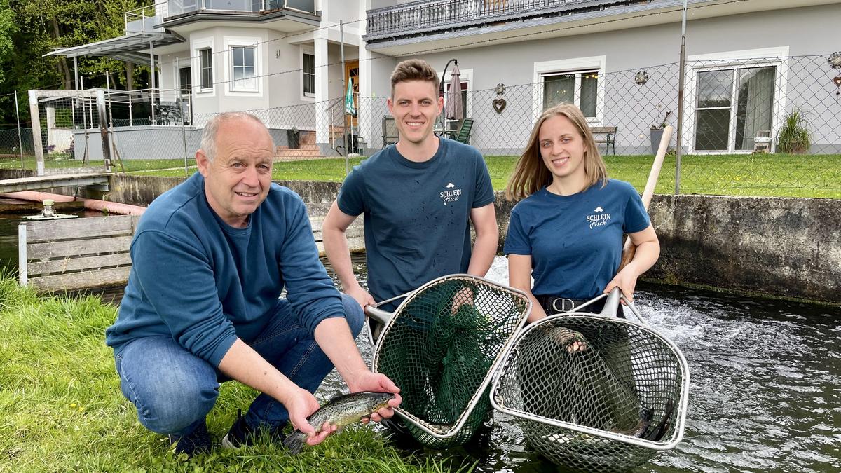 Josef Schlein, Sohn Philipp Schlein und Tochter Melanie Schlein mit einer Bachforelle